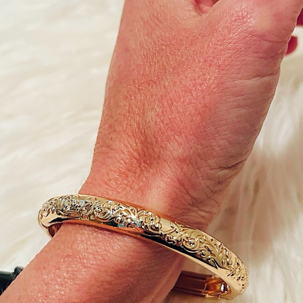 NWOT Elegant Gold Bracelet - Picture 2 of 4